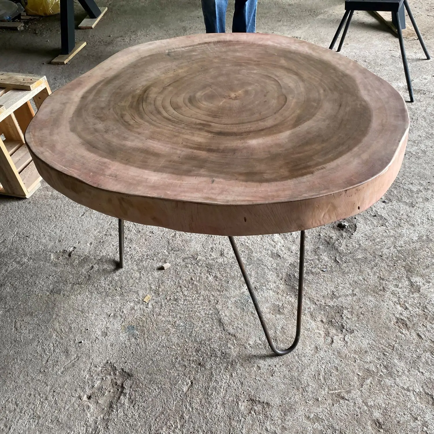  Product image 3 of the product “Low natural wood table round from suar with metal legs 